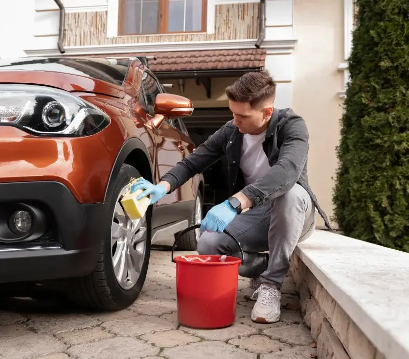 Lavage auto à domicile Villeneuve-le-Comte : professionnel intervenant sur un véhicule